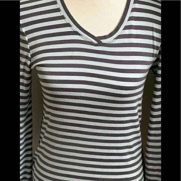 EUC Eddie Bauer Green & Gray V-Neck Long Sleeve Tee #68 - Picture 2 of 5